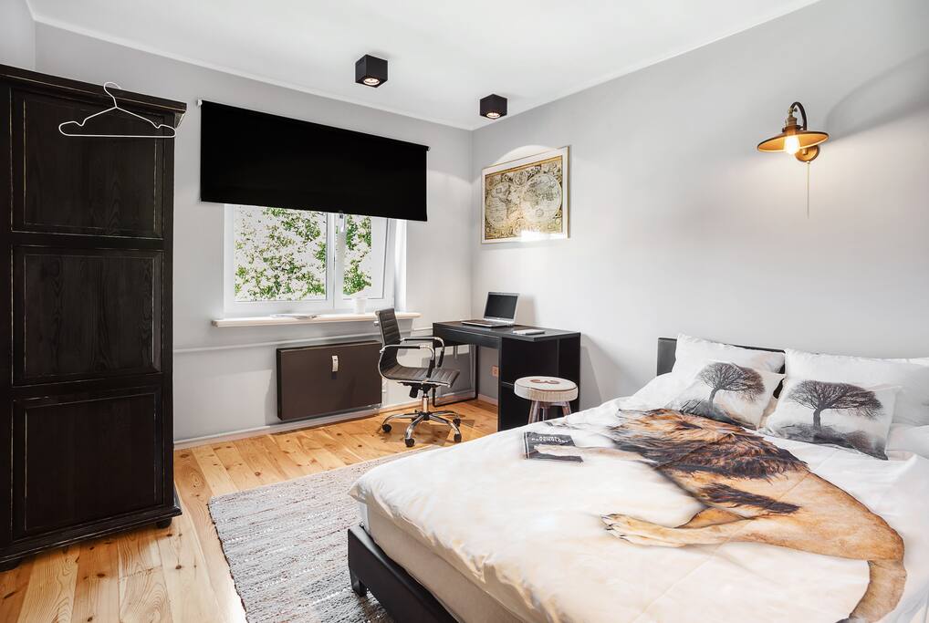 Lion double-bed bedroom