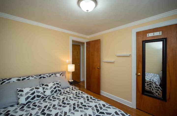 ห้องนอน #1 พร้อมเตียงควีนไซส์พร้อมตู้เสื้อผ้า 