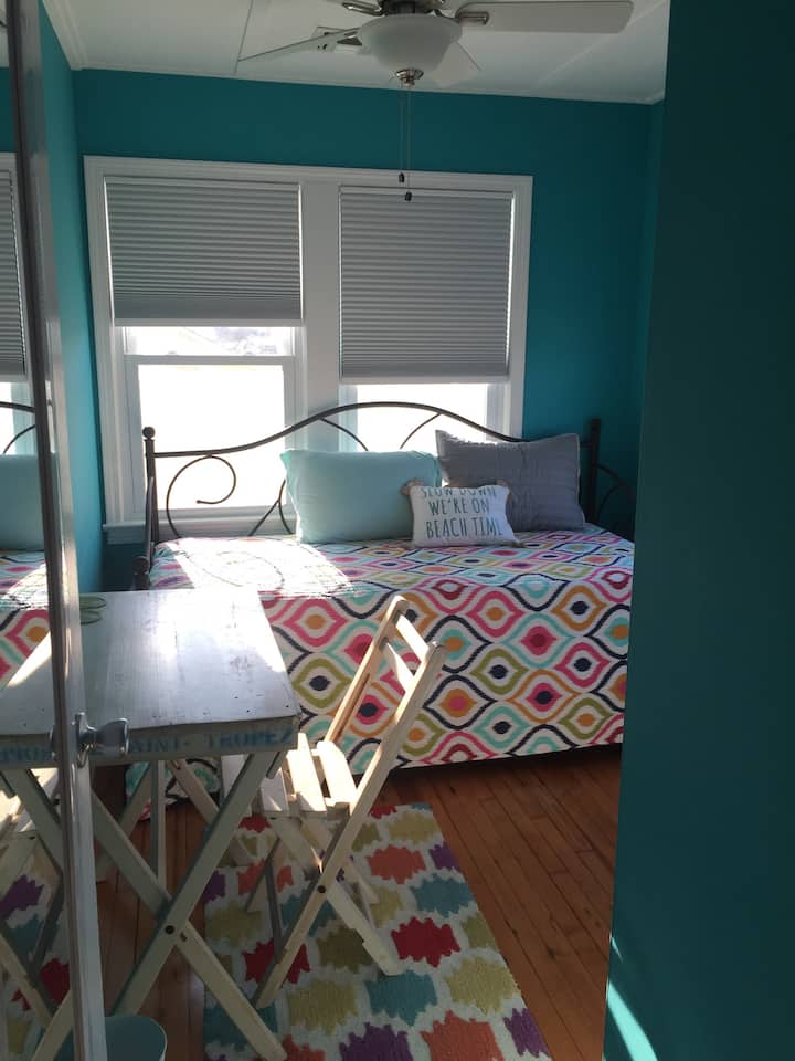 Двокреветна соба со брачен кревет под него.