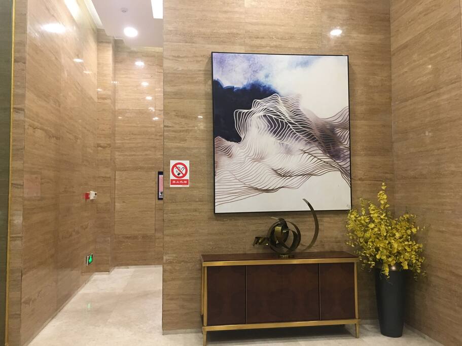 公馆G层大厅入口景观后面是电梯两部