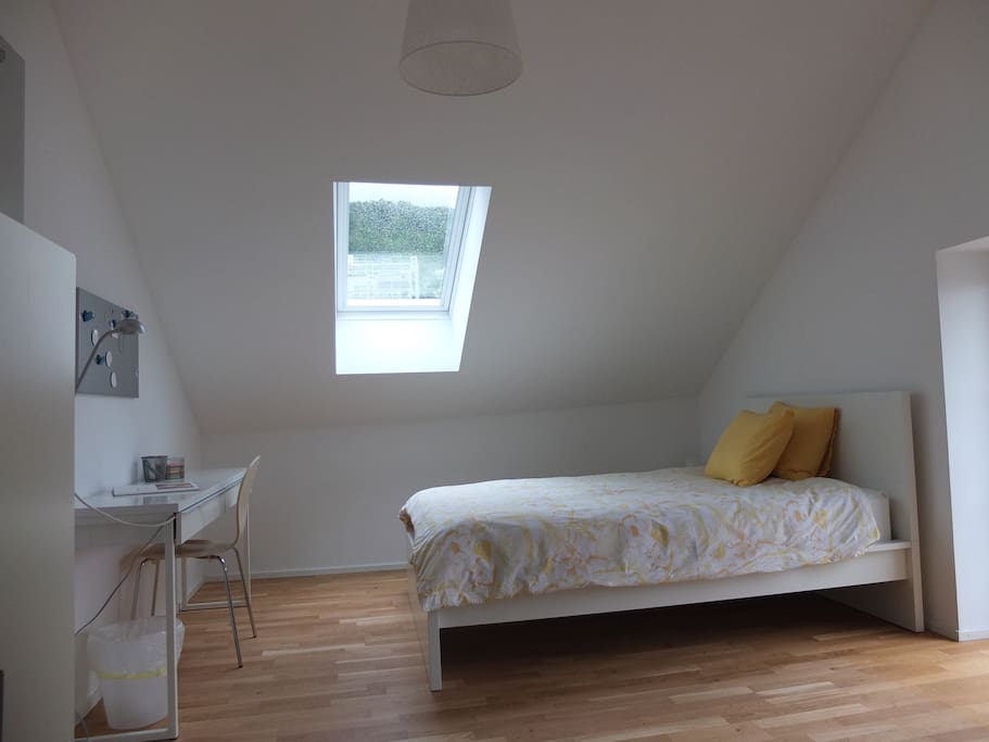 Chambre avec bureau, rangement, coin café/thé et accès wifi