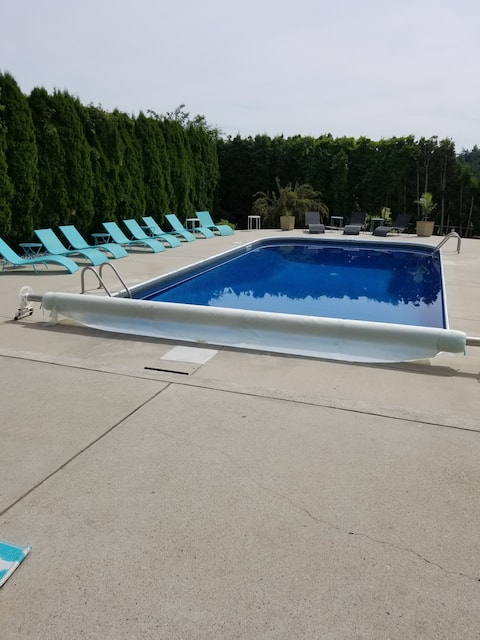 Somer Oasis with swimming pool and hottub