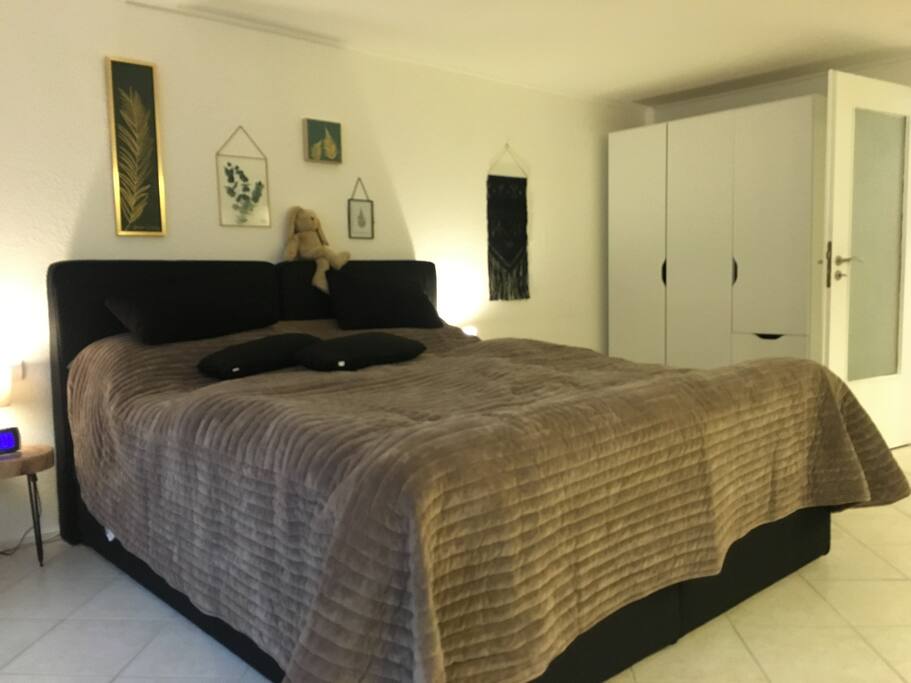 sehr bequemes Boxspringbett, auch als 2 Einzelbetten möglich