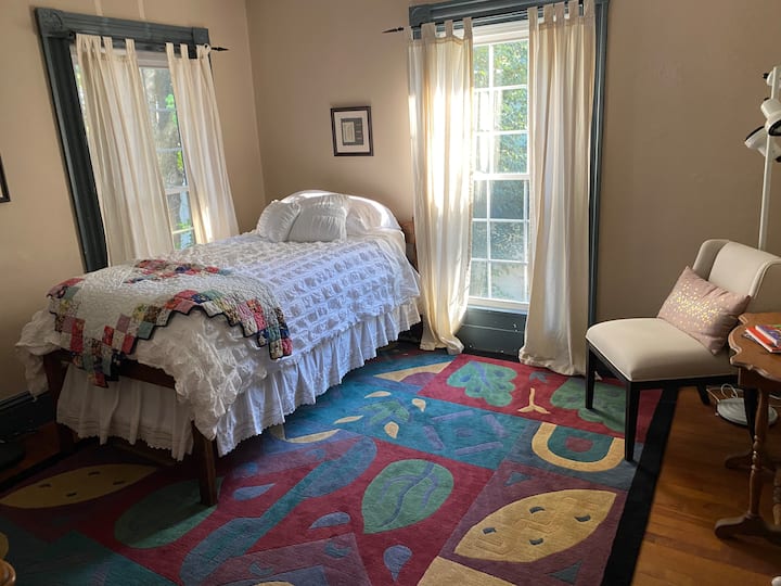 חדר קמבריה - מיטה זוגית עם כיסוי קצף זיכרון/ג'ל לשינה נוחה וכיסא ישיבה לקריאה. בהשראת ארץ היין קמבריה שבקליפורניה - רק כדי לשנות קצת את המצב.