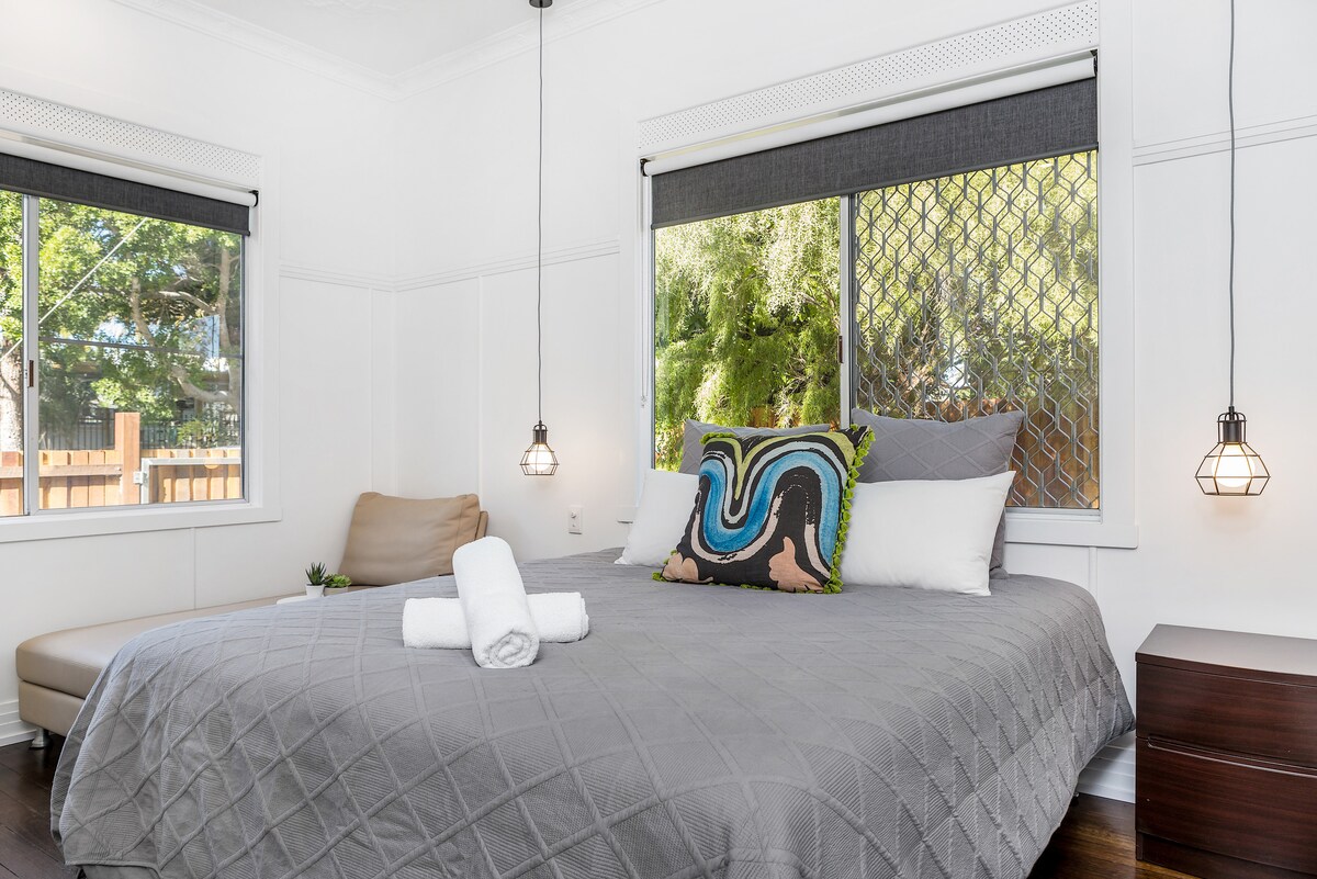 Kitanda cha ukubwa wa king chenye starehe zaidi cha kujinyoosha. 