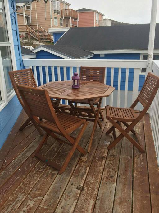 Havemøbler på altanen. Mulighed for at nyde udsigten mod byen, havet og diskoøen med kaffe.
