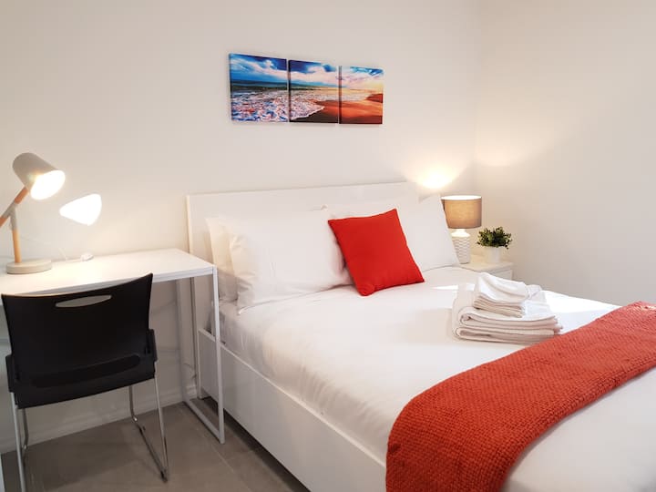 ห้องนอนที่สอง มีธีมชายหาด เตียงควีนไซส์สีเงางาม ผ้าปูที่นอนนุ่มคุณภาพระดับโรงแรมหรู และหมอนนุ่มสบาย มีโต๊ะและเก้าอี้สำหรับการเรียน/ทำงาน