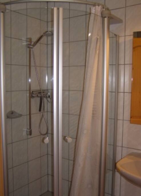 Dusche mit 2 Waschbecken,
