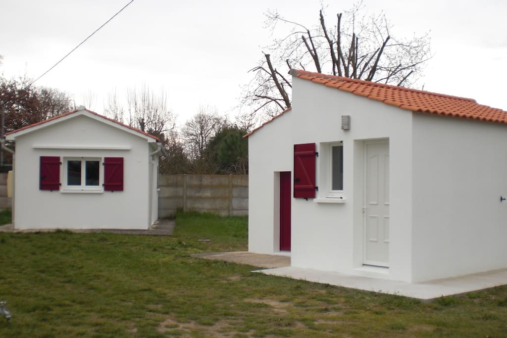 Deux bâtiments indépendants l'un de l'autre
1 servant de lieu de vie
1 servant de gîte