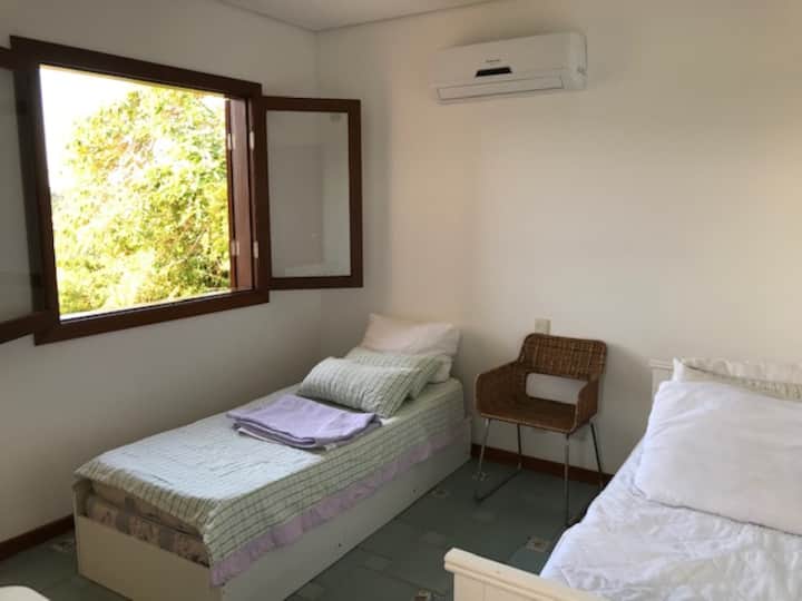 4号套房配有双人床，上层可欣赏珊瑚海滩景观