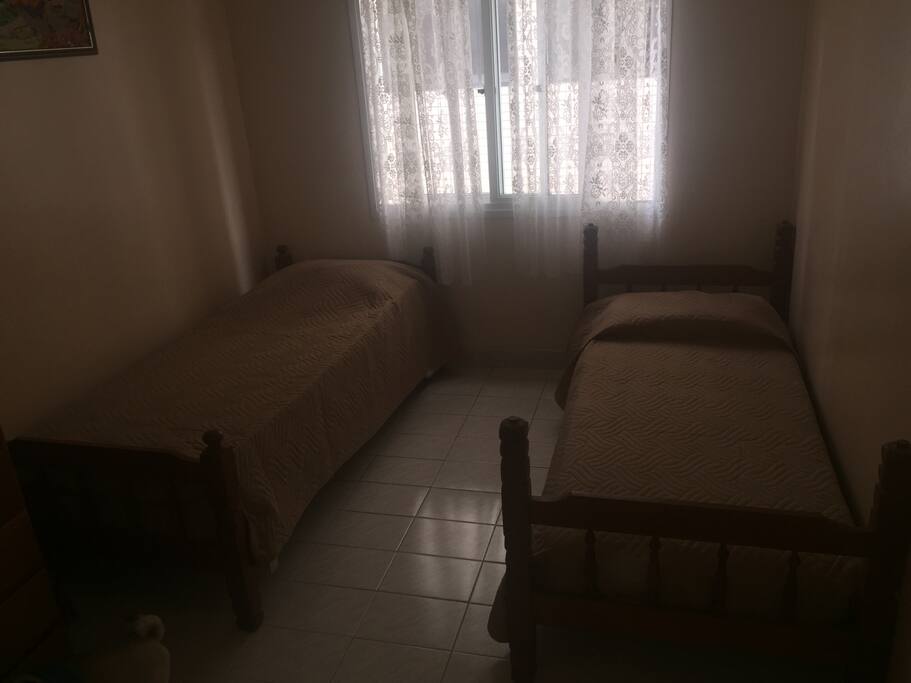 quarto com duas camas de solteiro