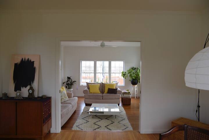 Spacious home, near beach & NPT gallery image 3