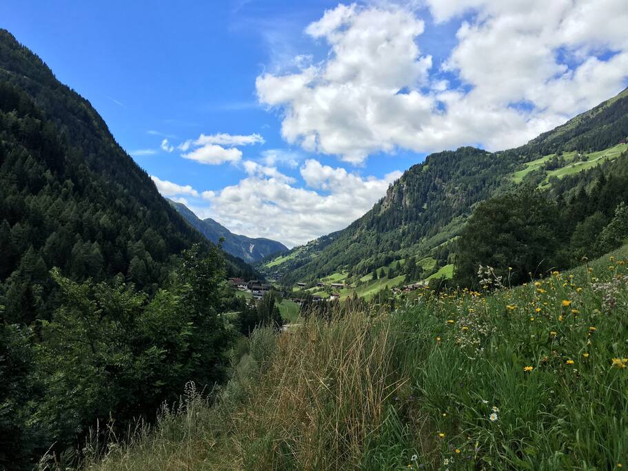 Welcome to the Defereggental, seen from Doellach towards Hopfgarten...
