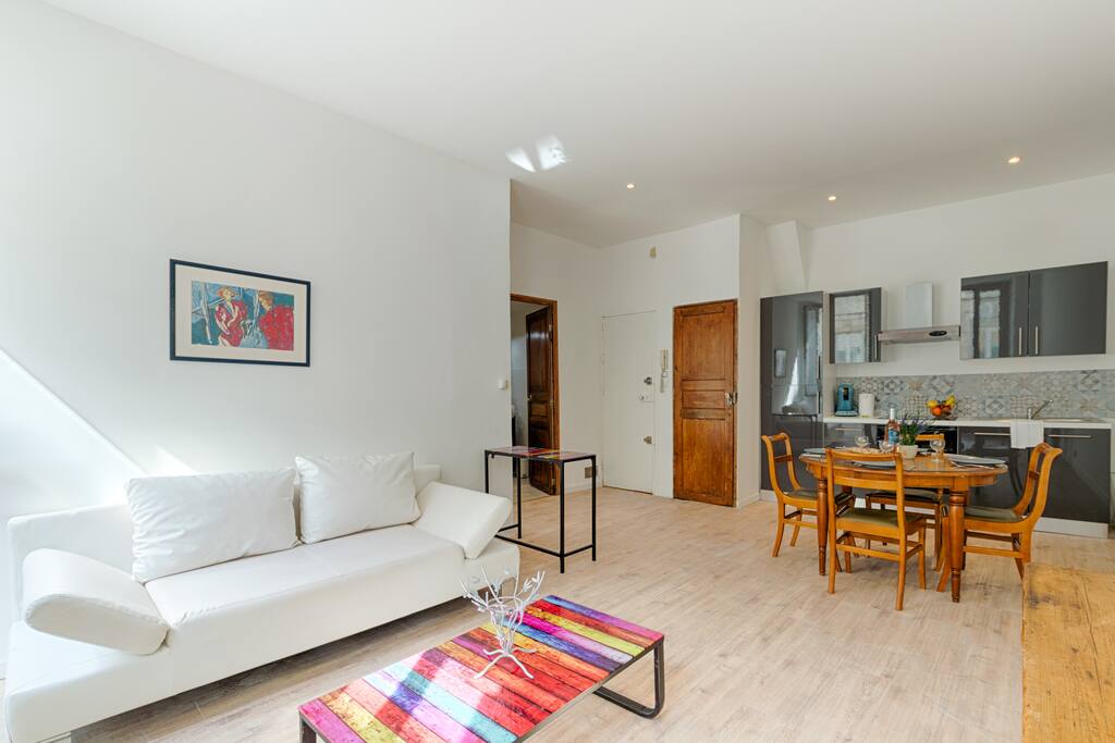 Mon lumineux séjour avec cuisine ouverte / My bright living room with an open kitchen