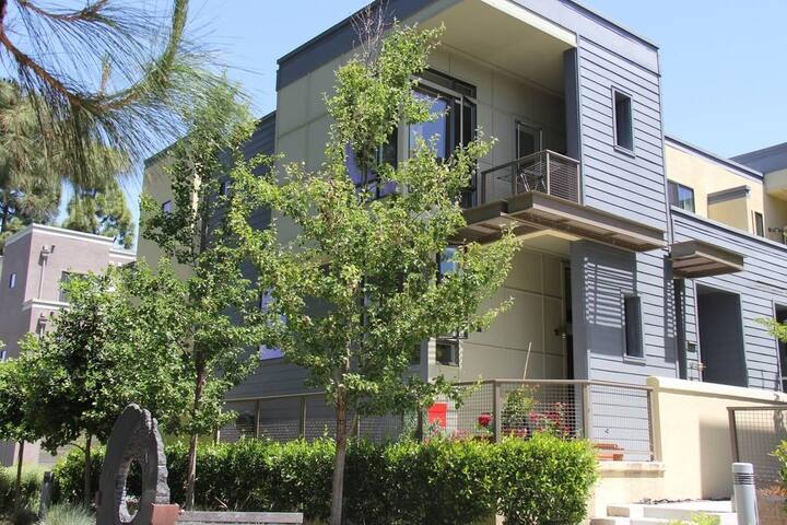 Near Stanford Gooogle Meta. Luxury 3BR3BA townhome gallery image 2