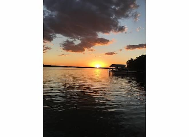 Sunset Cottage on the Lake