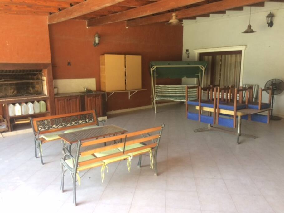 Quincho galeria previa al Jardin con Piscina.