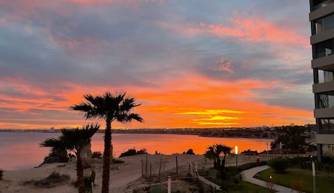 Top Airbnb: Front Beach Luxury: Oceanfront views en Torrevieja