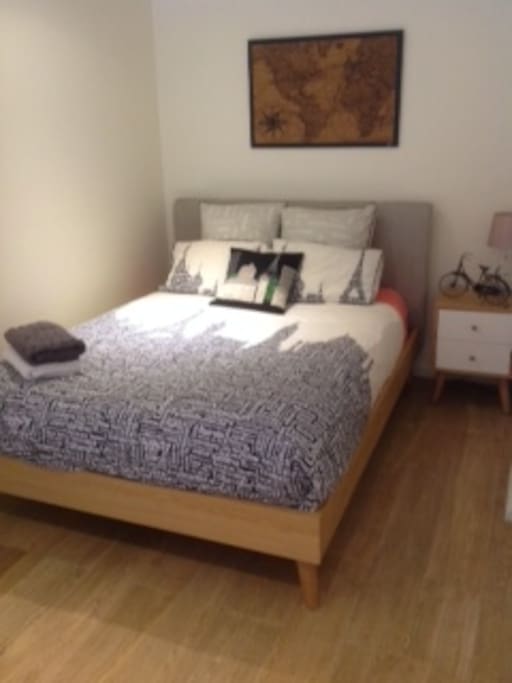 City highlights queen bedroom