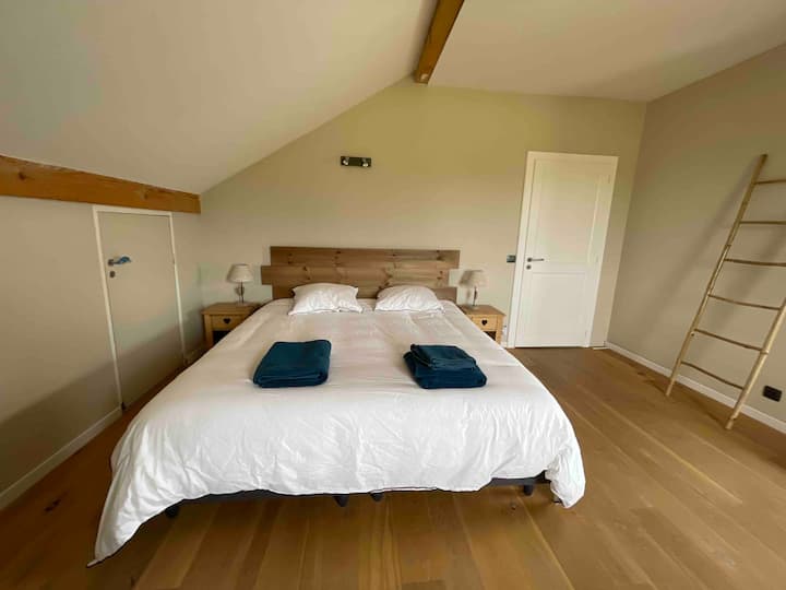 Slaapkamer met een kingsize bed (twee eenpersoonsbedden). Nieuw beddengoed. Bureau en terras