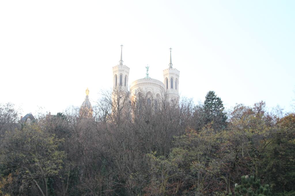 au pied de la basilique de Fourvière
