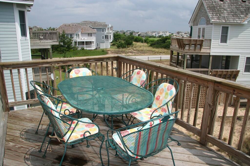 MS32: Family Tee And Sun | Top Level Deck