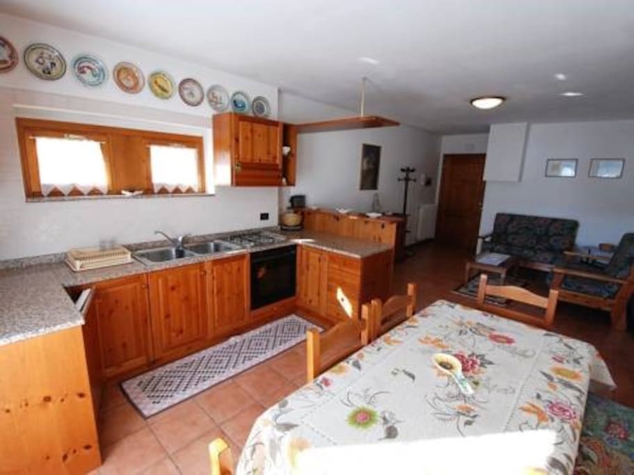 Cucina con terrazza comunicante con il giardino