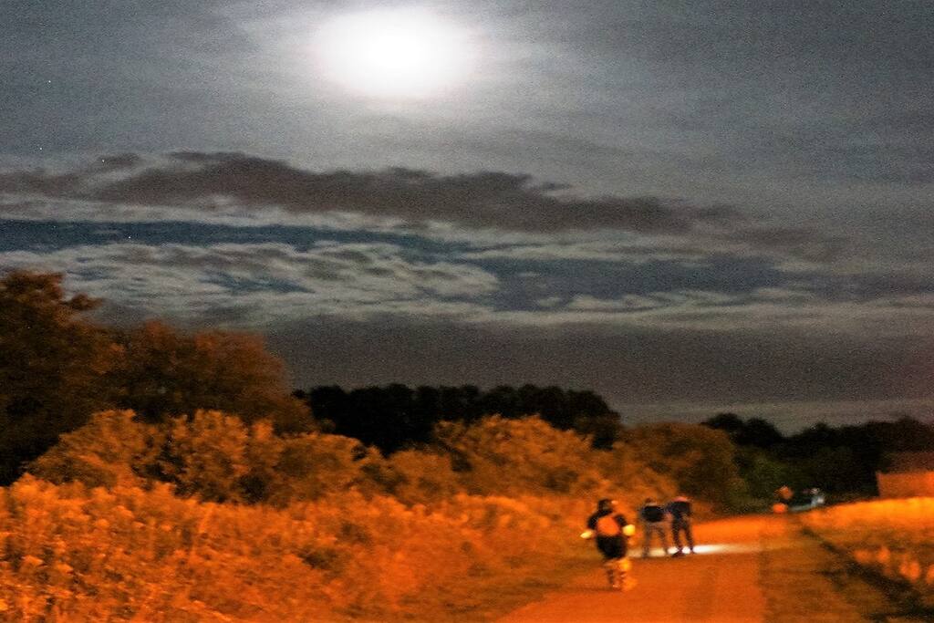 Randonnée nocturne en roller sur piste cyclable sous la pleine lune