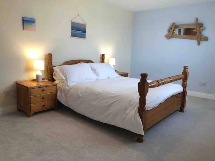 Dhomë gjumi e madhe 16ft x16ft bie në gjumë duke dëgjuar tingujt e dallgëve vetëm një gur i hedhur 