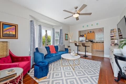 Successful Airbnb property: Urban Chic 2 bedroom, BLOCKS from PETCO! W/parking in Southeastern San Diego