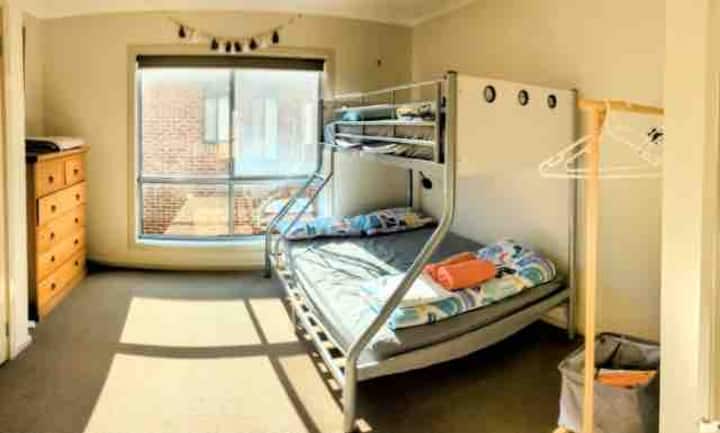 Poschodová izba sa nachádza na poschodí vedľa spálne Masterbedroom