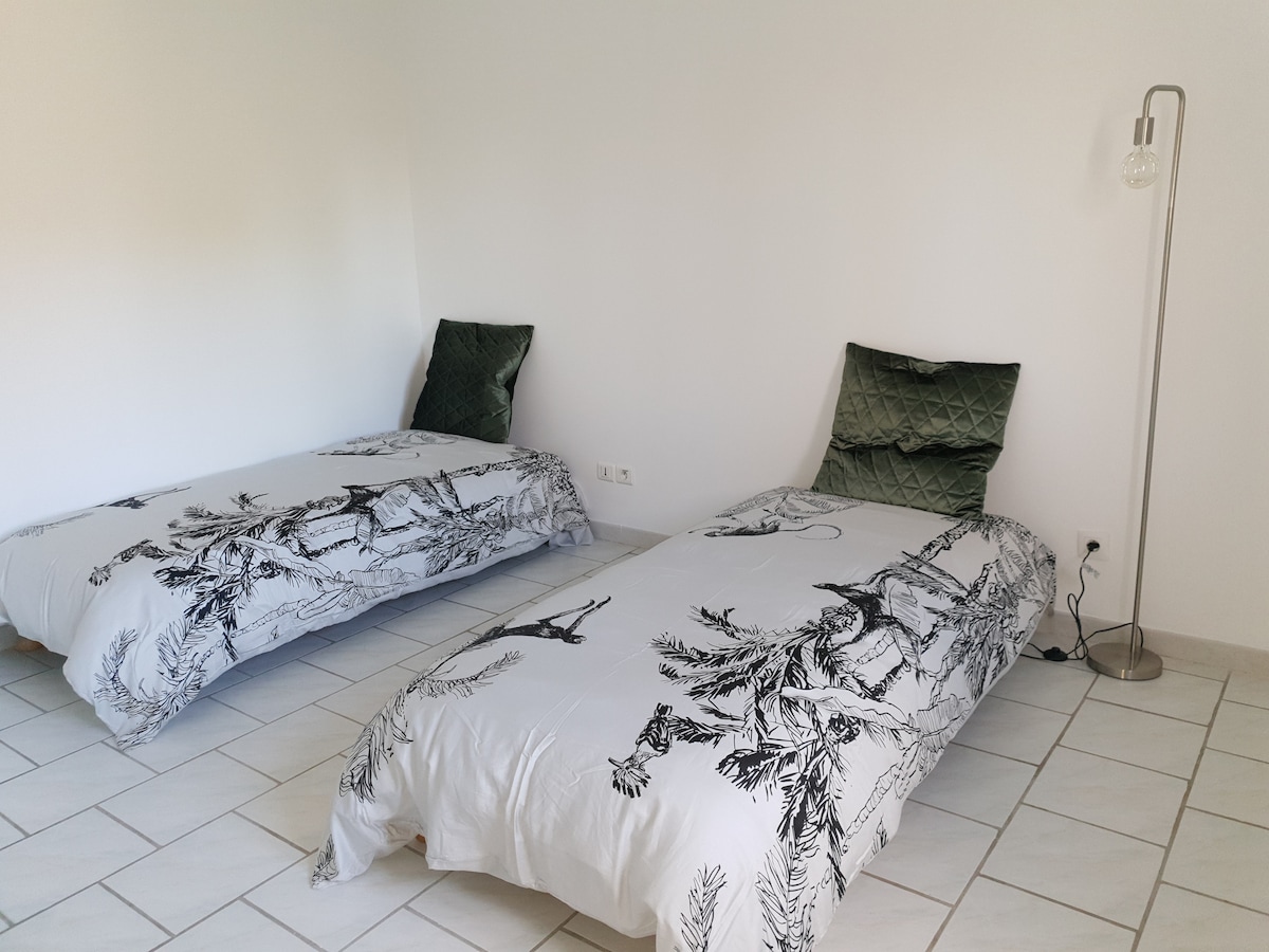 90x190 מיטות נפרדות, לא סופקו מצעים