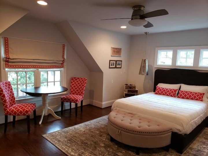 Manželská posteľ a stôl a stoličky