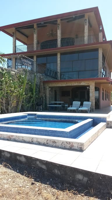 Condominium situé en dessous de la Villa avec son entrée privée et piscine privée