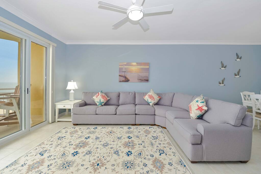 Couch,Furniture,Bed,Bedroom,Indoors