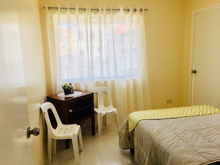 Schlafzimmer mit Einzelbett, keine Klimaanlage.