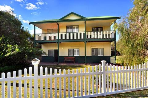 Clemandtines Vintage Beach ESTATE