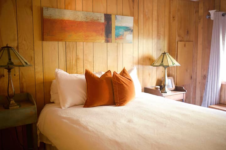 Second bedroom with garden view