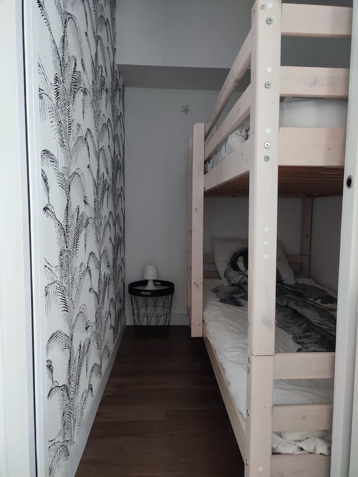 Повдигаща стая с двуетажно легло 