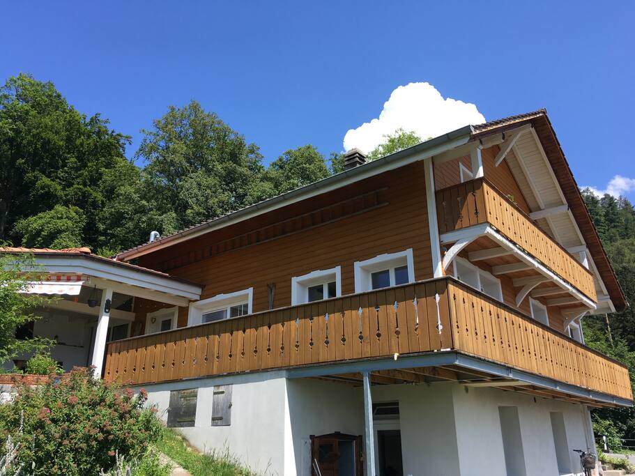 Die Wohnung befindet sich im Ergeschoss.