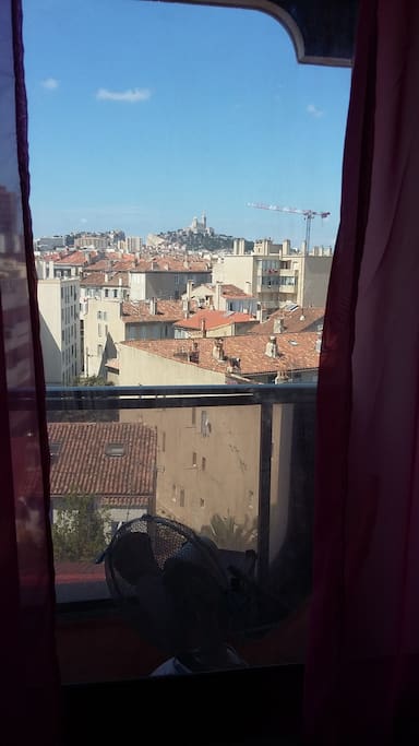 Vue sur Notre Dame et les toits de Marseille