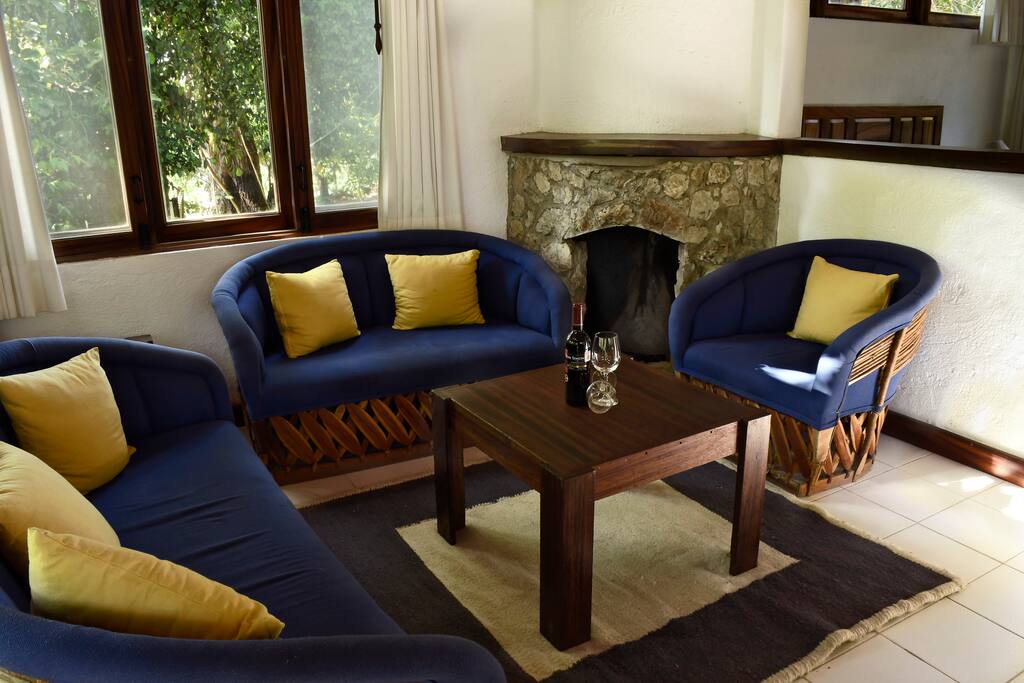 Cómoda sala con chimenea