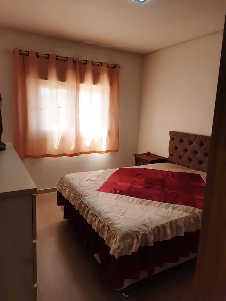 Spálňa 1 apartmán pozostávajúci z manželskej postele,  nočného stolíka, 
6 veľkých zásuviek, ventilátor, šatníková skriňa