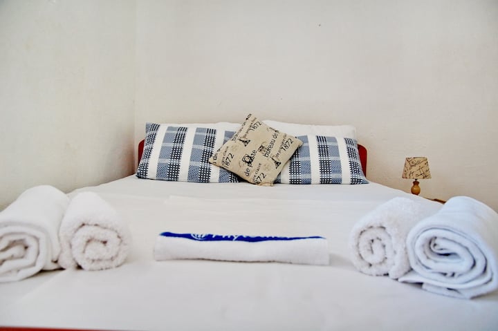 Cama doble junto a la terraza