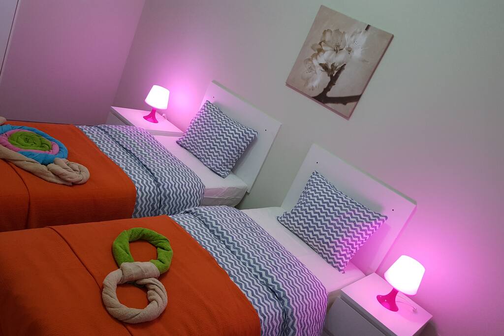 Appartement de gauche situé au 1er étage : chambre à coucher avec 2 lits simples (possibilité de les rassembler).