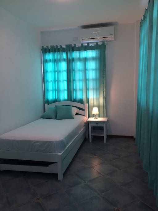 Doble/Sencilla $40 (cama adicional $10), acondicionador de aire, baño privado externo, desayuno incluido, parqueo previa reserva.