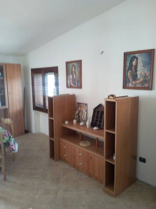 Sala e cucina con porta finestra che permette l'accesso ad un ampio terrazzo