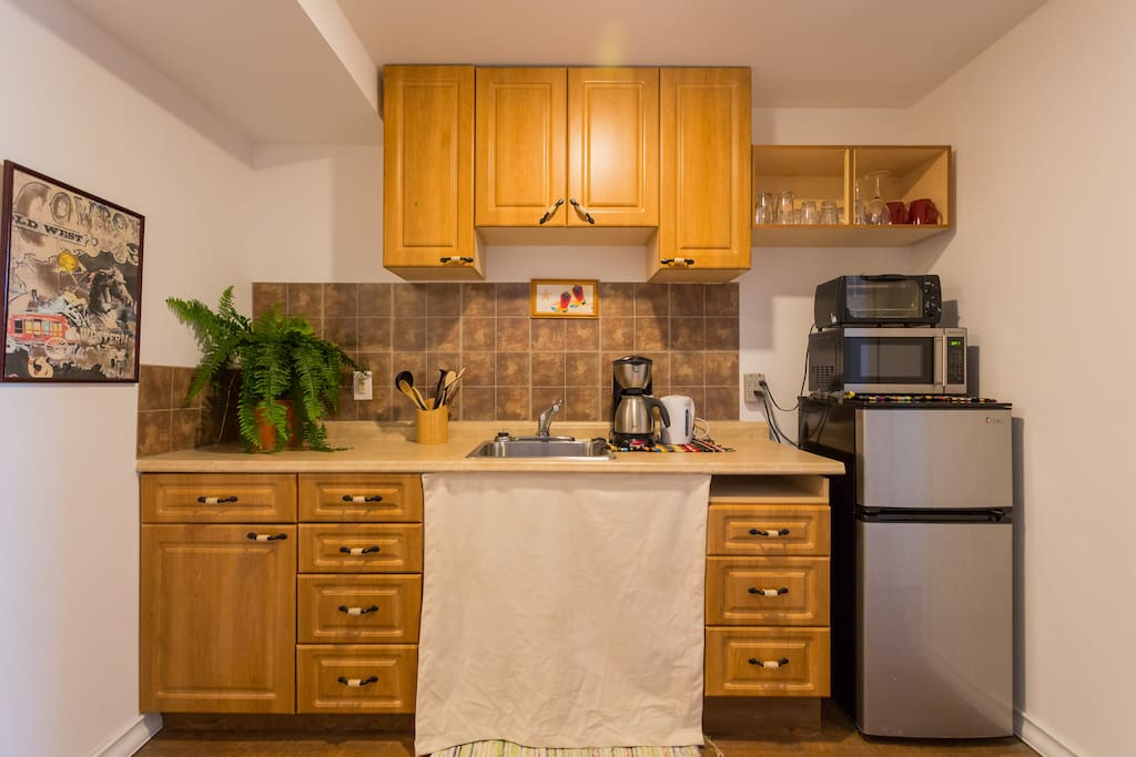 kitchenette, which means not a full kitchen. no dining table but there is 2tv trays and a coffee table. Has a fridge, microwave, toaster oven, large electric pan, and a induction burner. Coffee,tea, oatmeal supplied. small table and chairs