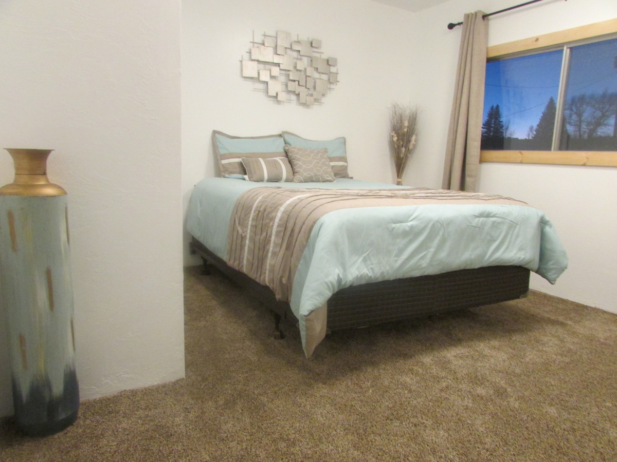 Menšia manželská posteľ v spálni pre hostí