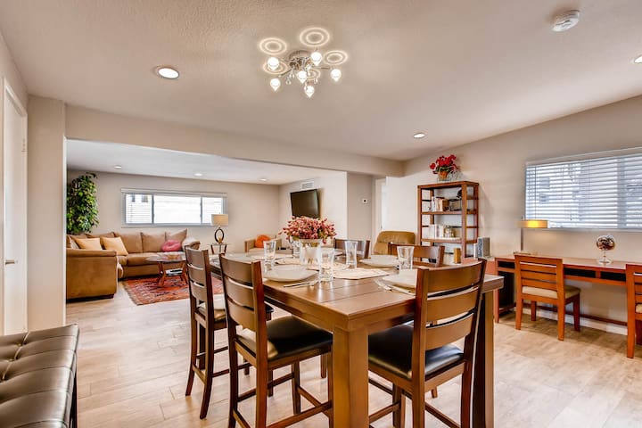 Near Convention Center & Strip, with nine beds